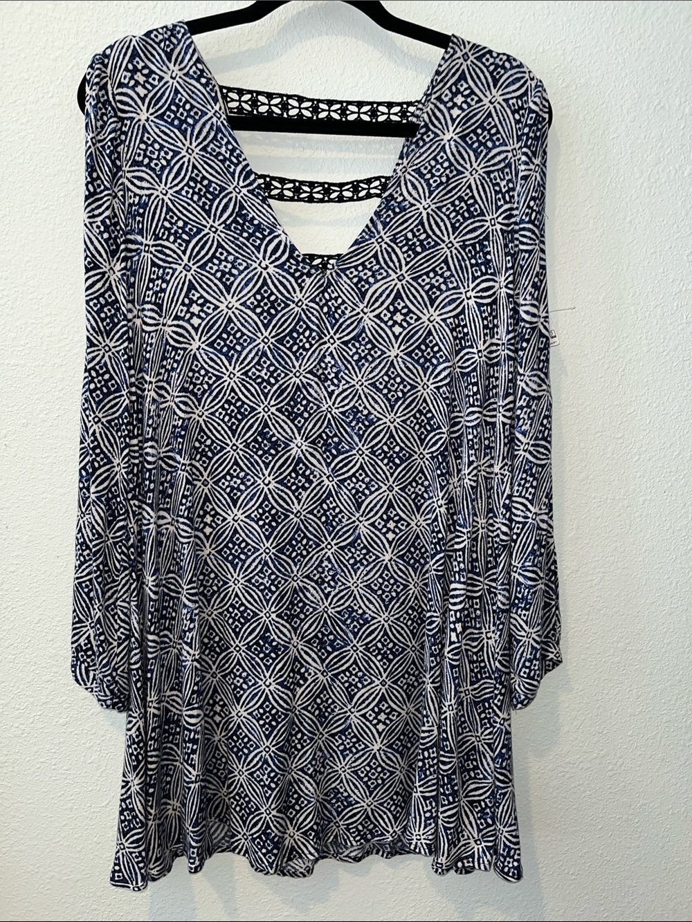 ASTR Boho Navy and White
V-Neck Mini /Dress Rayon
Sz S